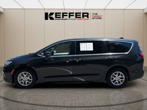 Certified 2023 Chrysler Pacifica Touring-L FWD image 2