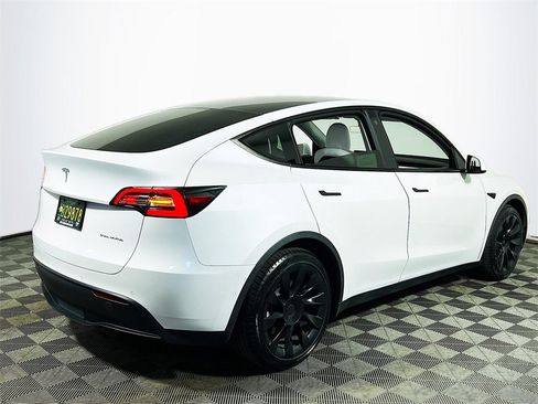 Used 2021 Tesla Model Y Long Range image 8