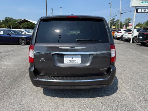 Used 2016 Chrysler Town & Country Limited FWD image 3