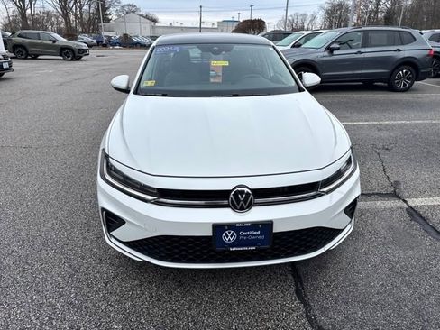 Certified 2025 Volkswagen Jetta SE w/ Sunroof Package image 2