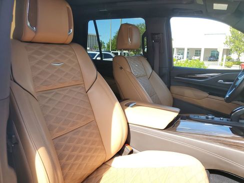 Used 2022 Cadillac Escalade Premium Luxury image 21