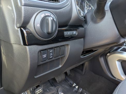 Used 2022 Nissan Titan SV w/ SV Convenience Package image 19