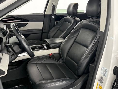 Used 2024 Lincoln Nautilus Premier image 12