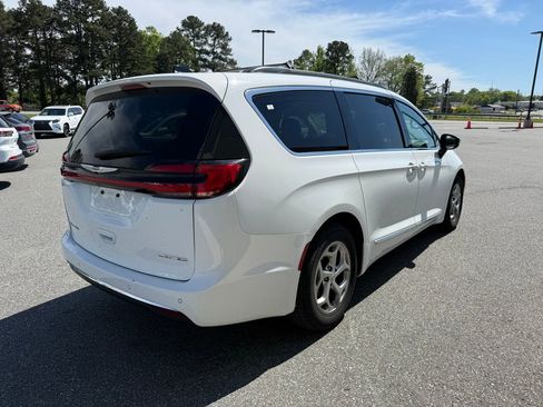 Used 2023 Chrysler Pacifica Limited image 7