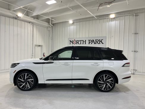 Used 2025 Lincoln Aviator Black Label w/ Black Label Special Edition image 2
