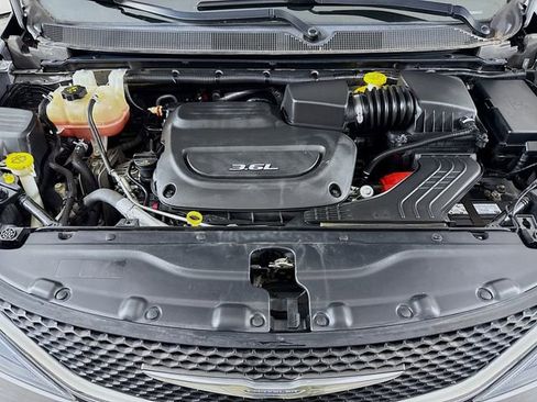 Used 2017 Chrysler Pacifica Touring image 29