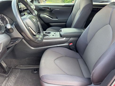 Used 2023 Toyota Highlander LE AWD/4WD image 8