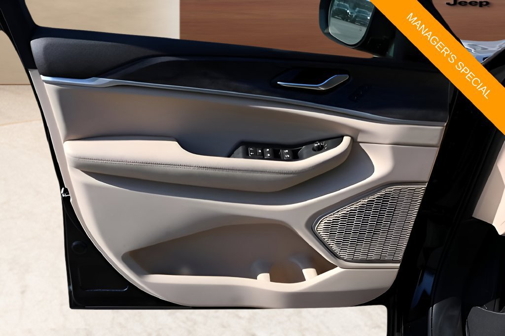 New 2026 Jeep Grand Cherokee Limited RWD image 9