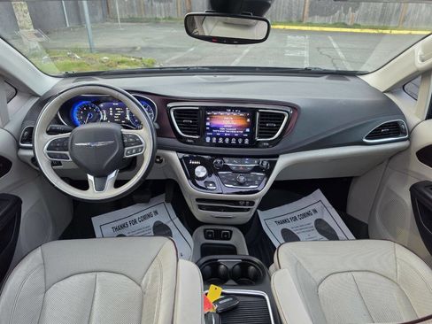 Used 2017 Chrysler Pacifica Limited w/ UConnect Theater Package image 10