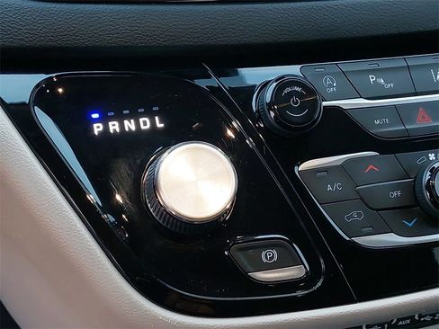 Used 2022 Chrysler Pacifica Touring-L image 21