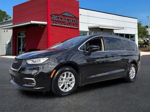 Used 2022 Chrysler Pacifica Touring-L image 1