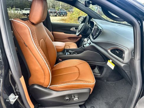 New 2026 Chrysler Pacifica Pinnacle w/ Trailer Tow Group image 27