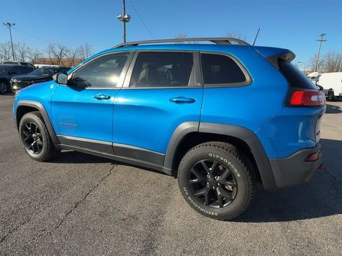 Used 2017 Jeep Cherokee Trailhawk image 6