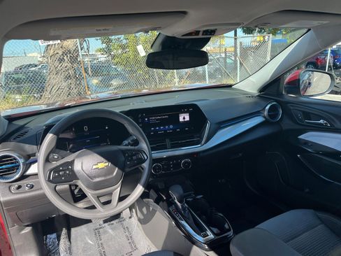 Used 2025 Chevrolet Trax LT image 34