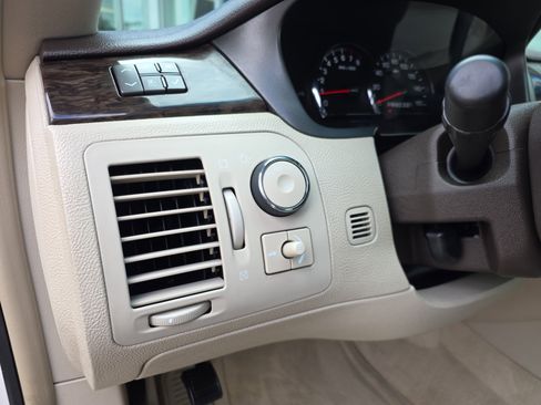 Used 2011 Cadillac DTS Luxury image 18