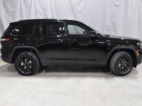 New 2025 Jeep Grand Cherokee Altitude image 2