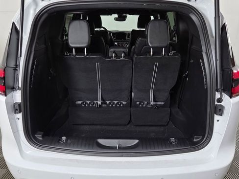 New 2025 Chrysler Pacifica Select w/ Fav Edition Package image 10