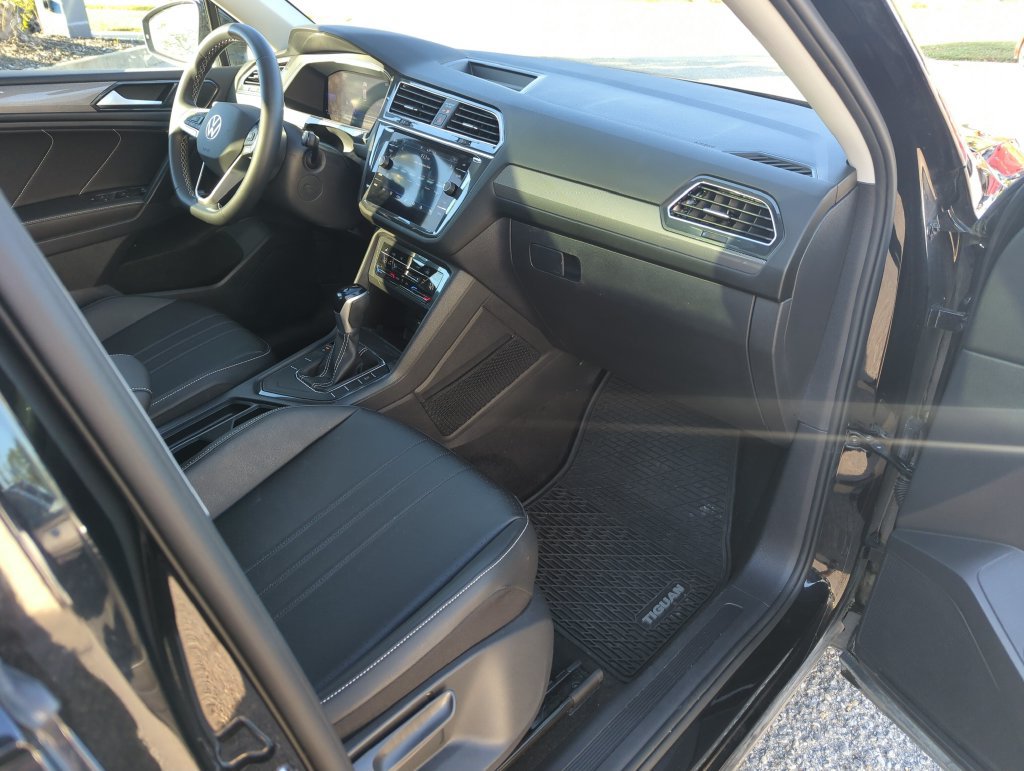 Used 2023 Volkswagen Tiguan SE w/ Panoramic Sunroof Package FWD image 34