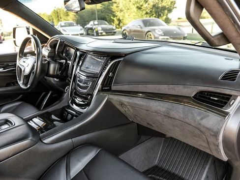 Used 2019 Cadillac Escalade Platinum image 10