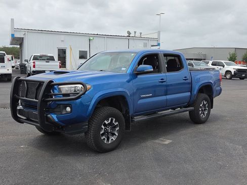 Used 2017 Toyota Tacoma SR5 RWD image 2