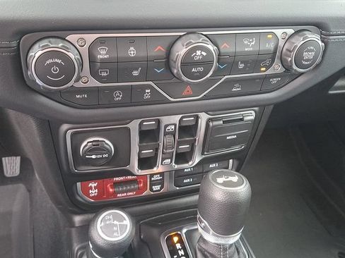 Used 2025 Jeep Wrangler Unlimited Rubicon w/ Convenience Group AWD/4WD image 15