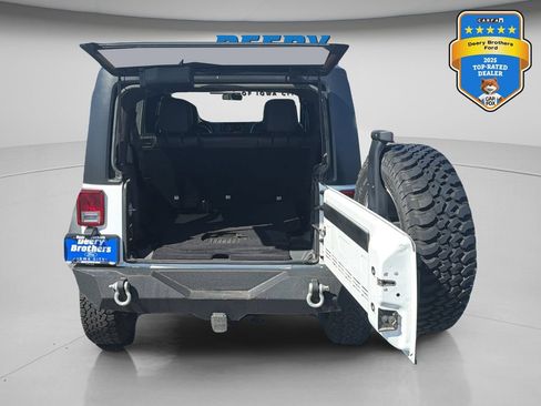 Used 2015 Jeep Wrangler Unlimited Rubicon w/ Connectivity Group AWD/4WD image 20