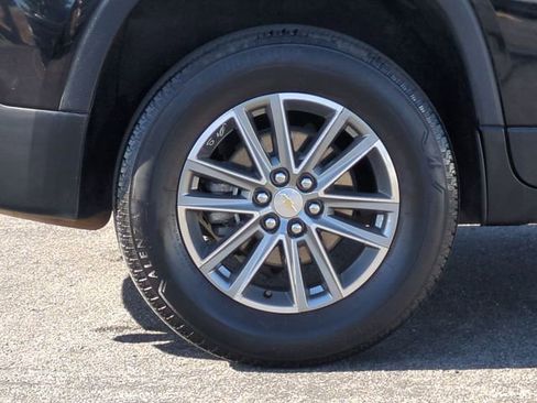 Used 2023 Chevrolet Traverse LT FWD image 37