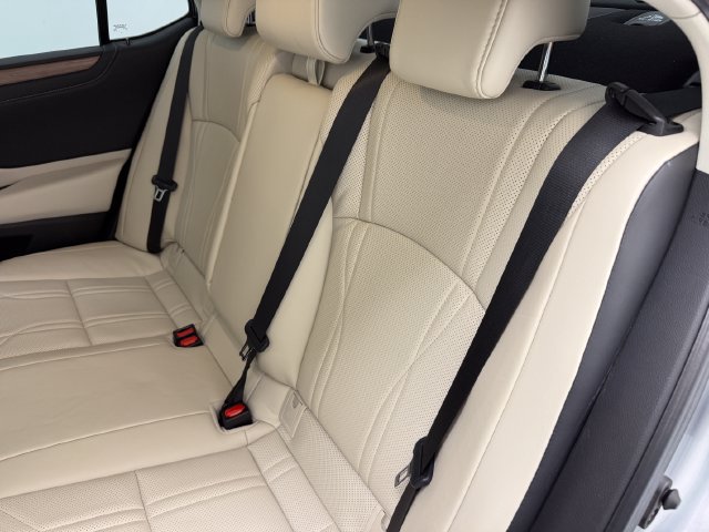 Used 2025 Lexus ES 300h w/ Technology Package FWD image 35