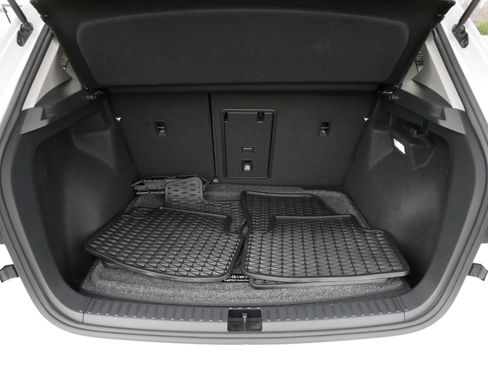 Certified 2025 Volkswagen Taos SEL image 18