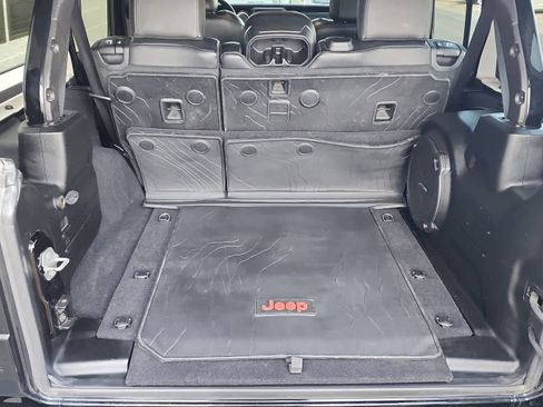 Used 2020 Jeep Wrangler Unlimited Sahara image 23