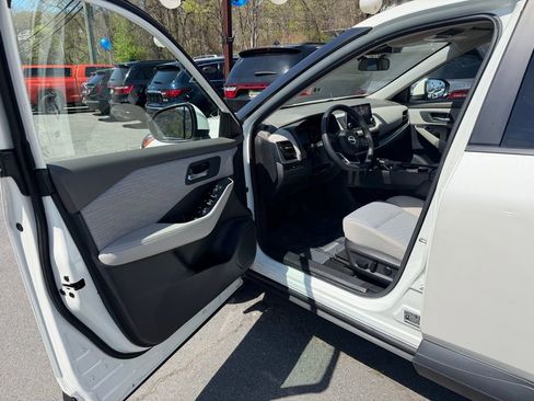 Used 2023 Nissan Rogue SV image 18