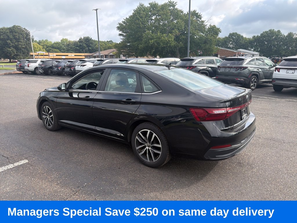 Used 2025 Volkswagen Jetta SE FWD image 6