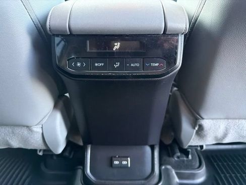 Used 2022 Toyota Highlander XLE AWD/4WD image 36