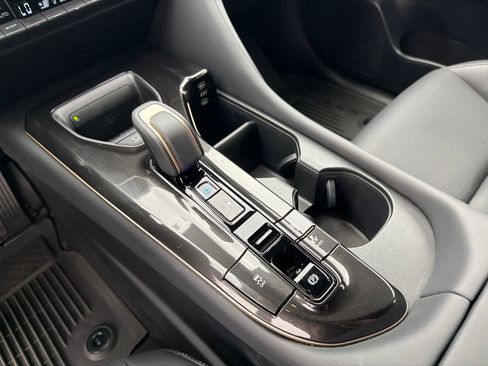 Used 2025 Toyota Crown Signia w/ Advanced Technology Package image 17