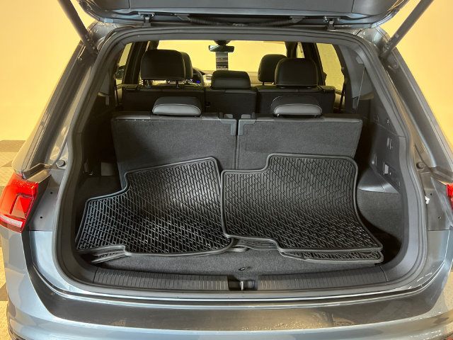 Used 2024 Volkswagen Tiguan SE R-Line FWD image 5