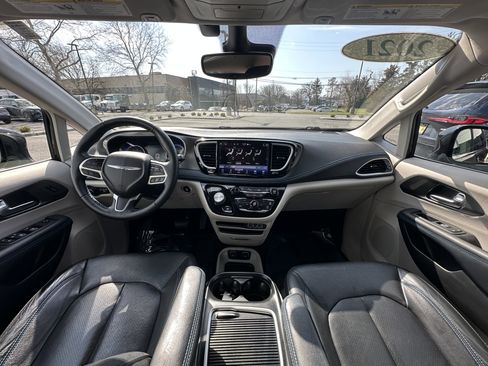 Used 2021 Chrysler Pacifica Touring-L image 8