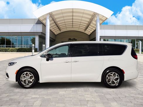 Used 2024 Chrysler Pacifica Limited w/ Trailer Tow Group image 3