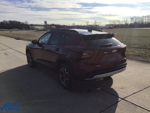 Used 2025 Chevrolet Trax LT w/ LT Convenience Package image 5