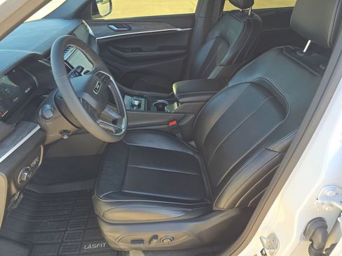 Used 2025 Jeep Grand Cherokee L Limited w/ Luxury Tech Group II image 5