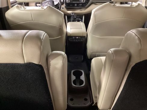 Used 2022 Toyota Highlander XLE AWD/4WD image 29