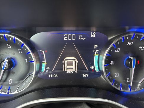 Used 2024 Chrysler Pacifica Touring-L image 11