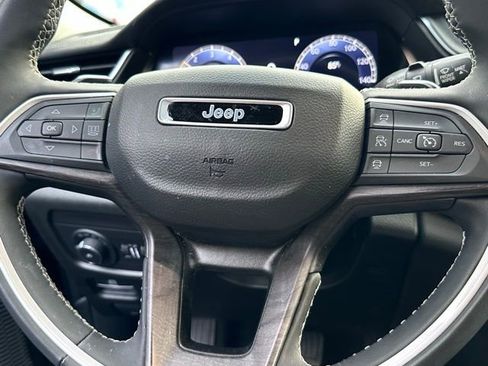 Used 2023 Jeep Grand Cherokee Limited w/ Luxury Tech Group II AWD/4WD image 10