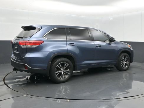 Used 2018 Toyota Highlander LE AWD/4WD image 8