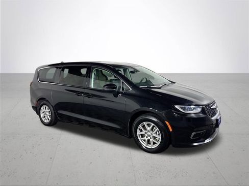Used 2023 Chrysler Pacifica Touring-L image 4