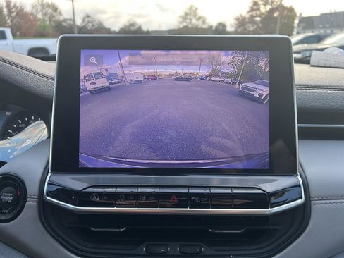 Used 2023 Jeep Compass Limited image 15