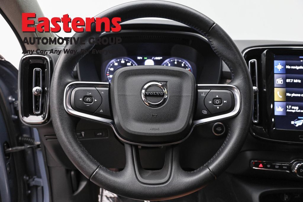 Used 2021 Volvo XC40 T4 Momentum FWD image 12