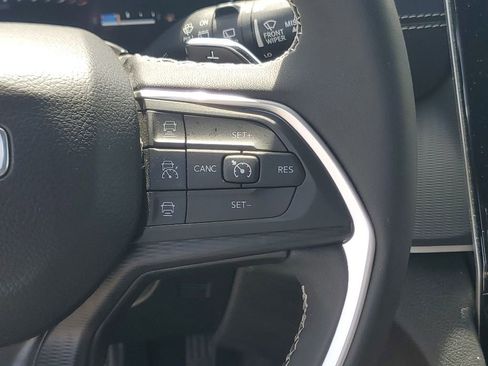 Used 2023 Jeep Grand Cherokee Altitude AWD/4WD image 15