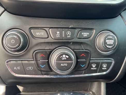 Used 2019 Jeep Cherokee Trailhawk w/ Cold Weather Group image 21