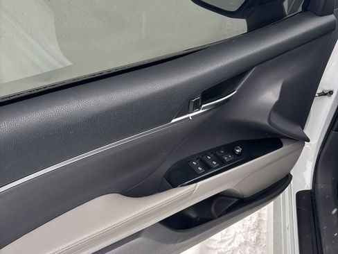 Used 2019 Toyota Camry image 3