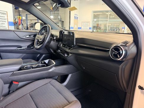 Used 2025 Chevrolet Equinox LT AWD/4WD image 21